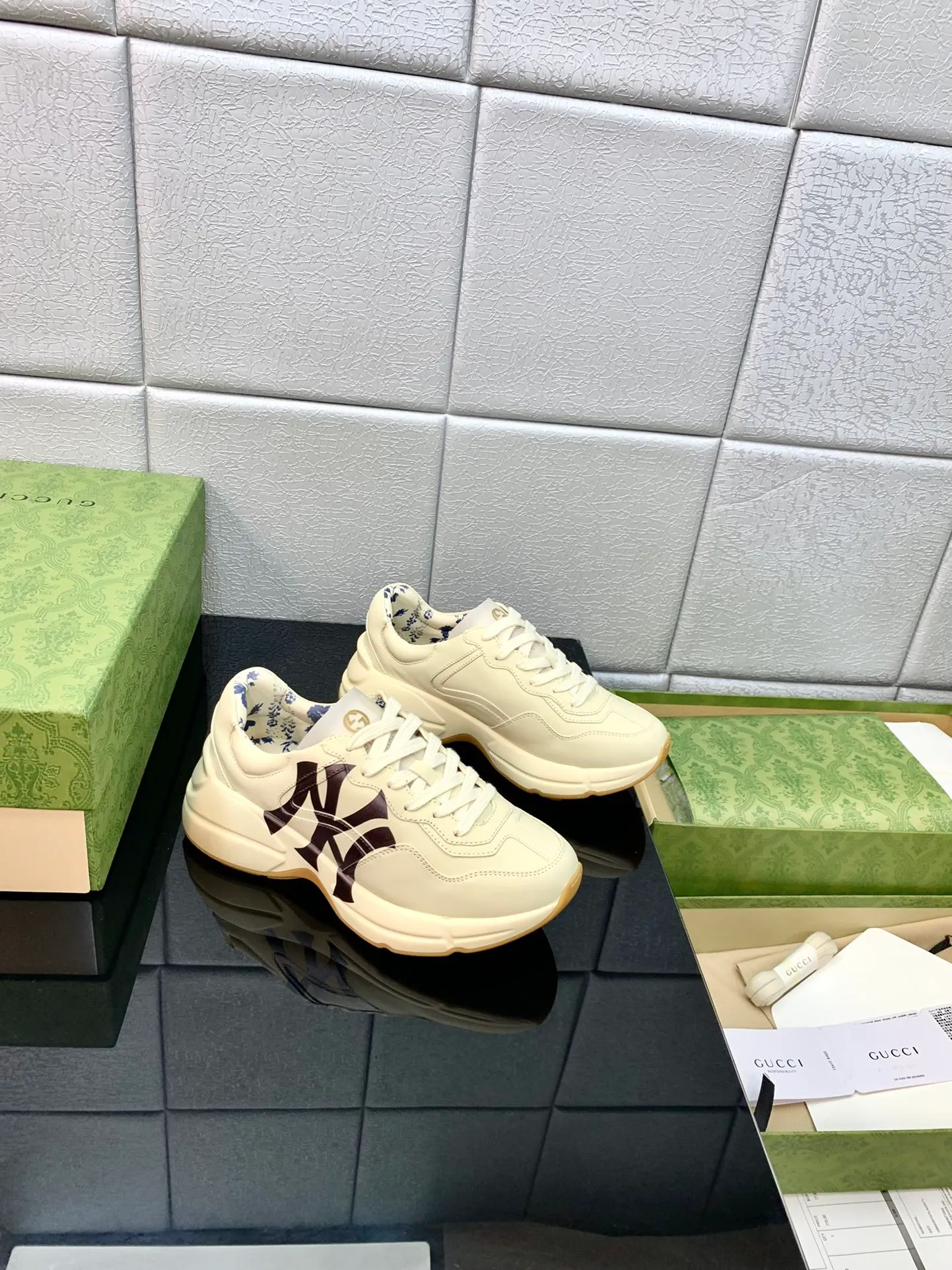 👟👟Ex-factory price 480👟👟 Gucci dad shoes for couples, distressed leather horn-shaped retro jogging shoes. The Balenciaga grandpa trend has subsided, ushering in GUCCI dad shoes, the trend leader in the fashion industry. The original shoes are molded and the original last is made by the Italian handmade foundry! [Gucci original dad shoes] Original surface: imported calfskin! Lining: Grade A hybrid lambskin! Outsole: The highest restoration sole. TPU material plus wear-resistant foam (anti-wear cushioning) ivory leather has been processed with an old-fashioned effect. The sole is 5cm high! The comfort level is excellent, killing all high-end versions on the market! Original logo outsole! 👣Size: Women’s size 35-40. Men's size 38-45. Women's heel with 🈚️logo! Men's heel with 🈶️logo!